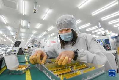 靠谱服务、技术推销、标准开路 一家光通信企业的“出海秘籍”